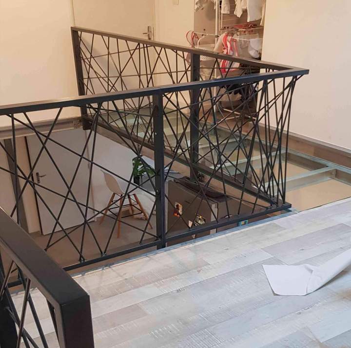 Nous installons des garde-corps en métal et en verre.