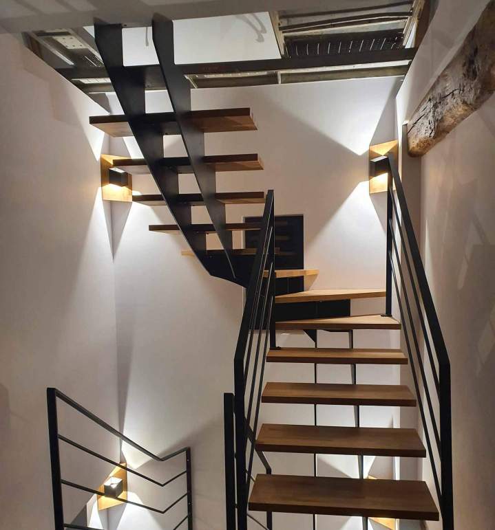 Nous fabriquons des escaliers personnalisés en métal et en bois.